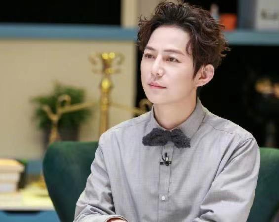 何炅机场爆料视频大全集,趣味花絮尽收眼底